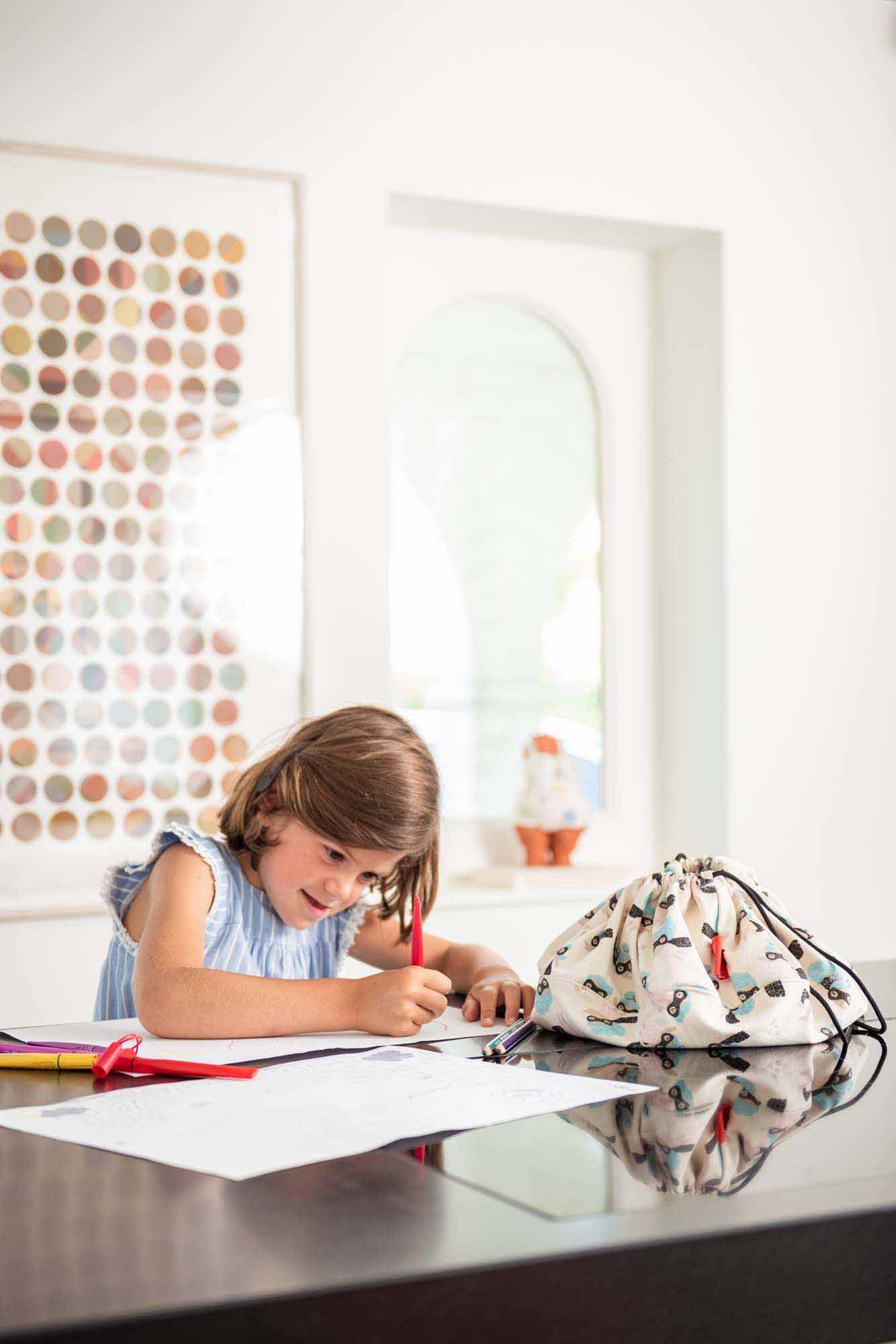 supergirl mini toy storage bag, girl drawing, painting with balls on wall