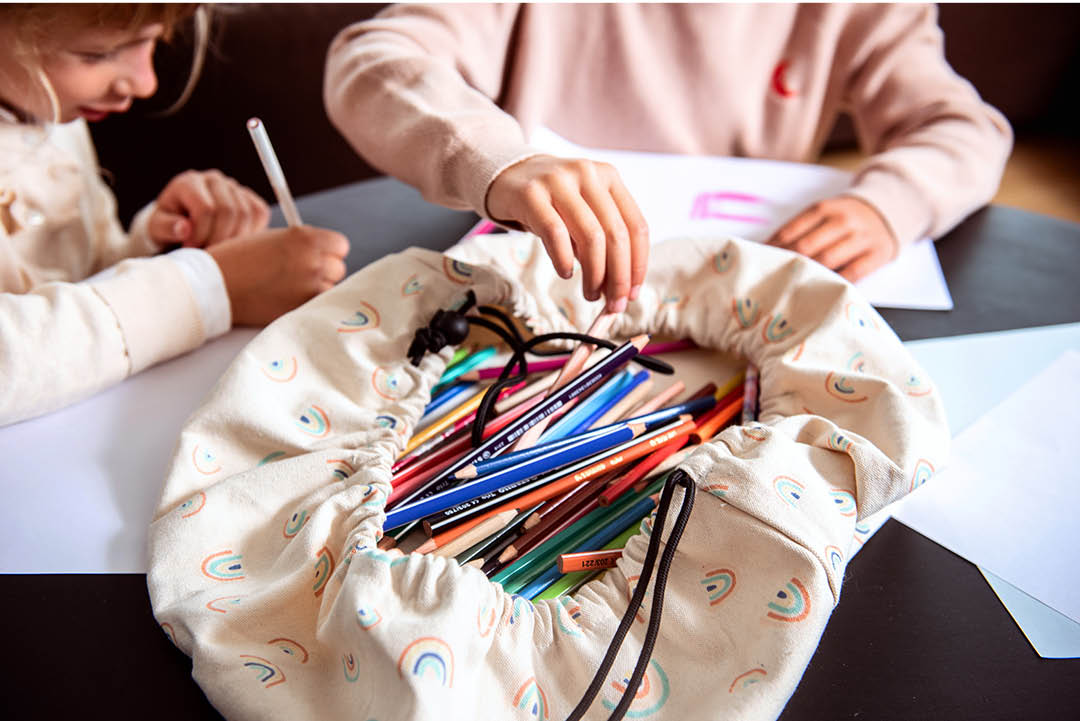 Play&Go mini storage bag, print rainbow, filled with pencils, girls drawing.