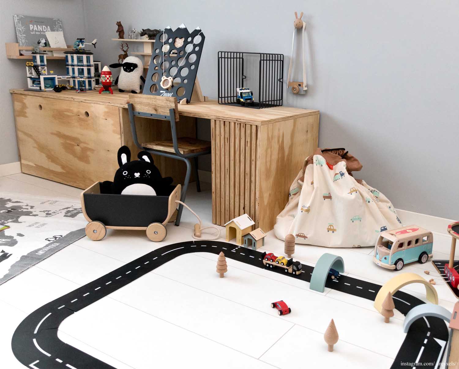 Play&Go storage bag and play mat, print big cars, closed, kidsroom, on floor next to desk