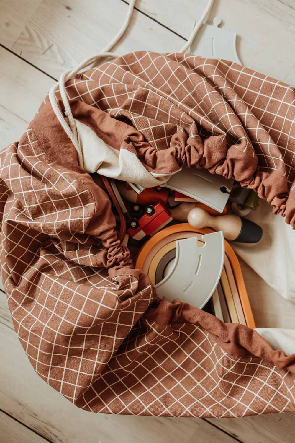 Organic grid brown storage bag