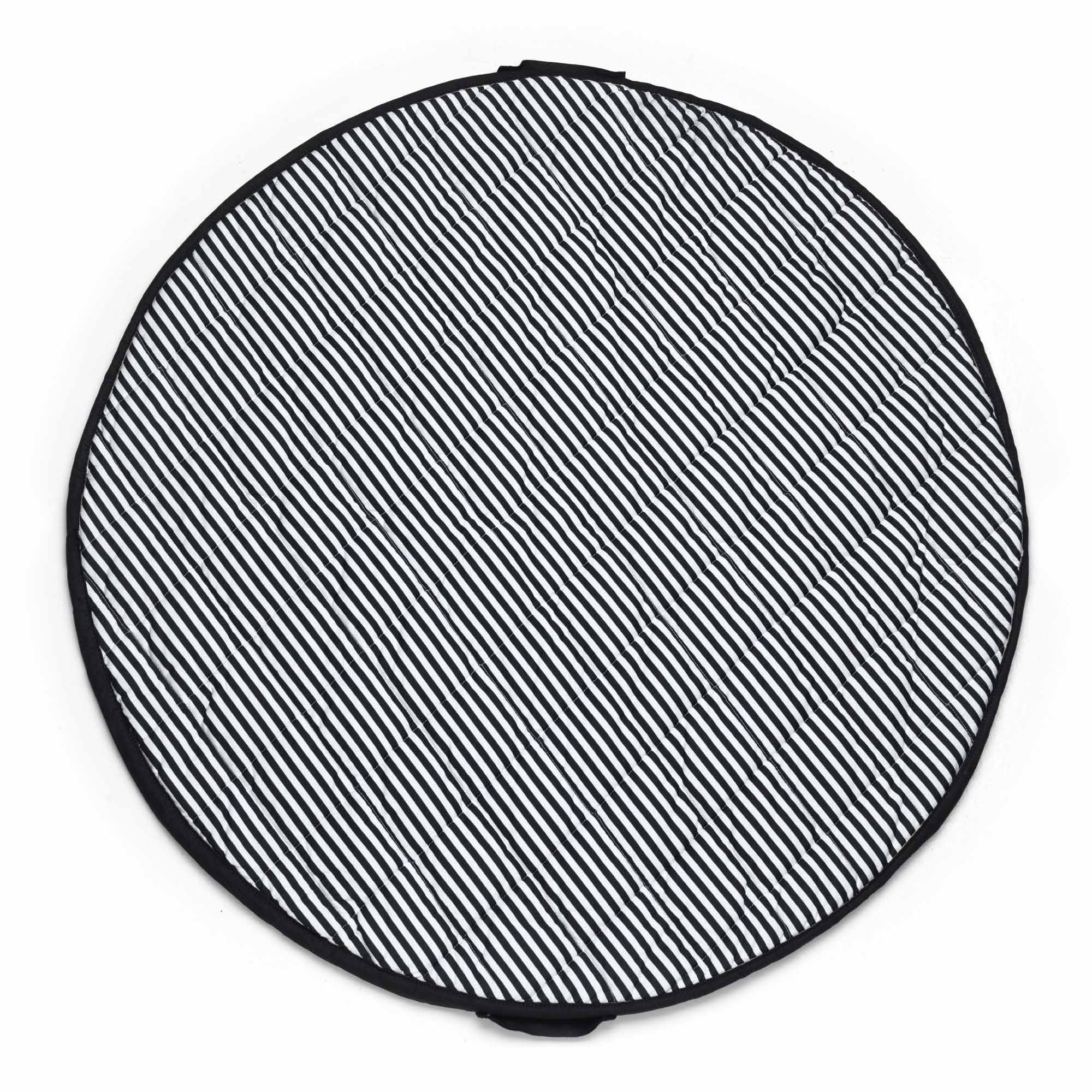 detail picture Play&Go storage bag and soft padded play mat, black and white stripes