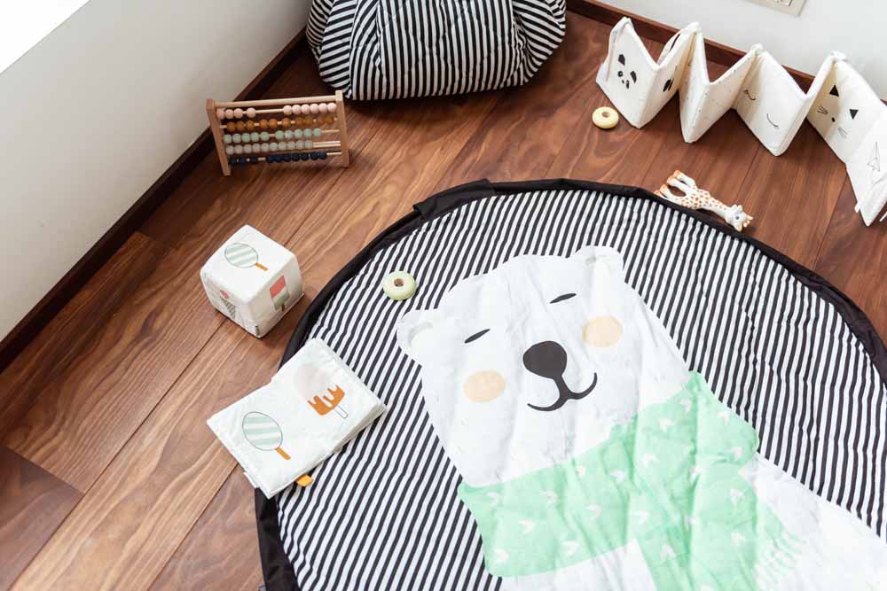 detail picture Play&Go storage bag and soft padded baby play mat, soft baby books, print polar bear with scart, black and white stripes