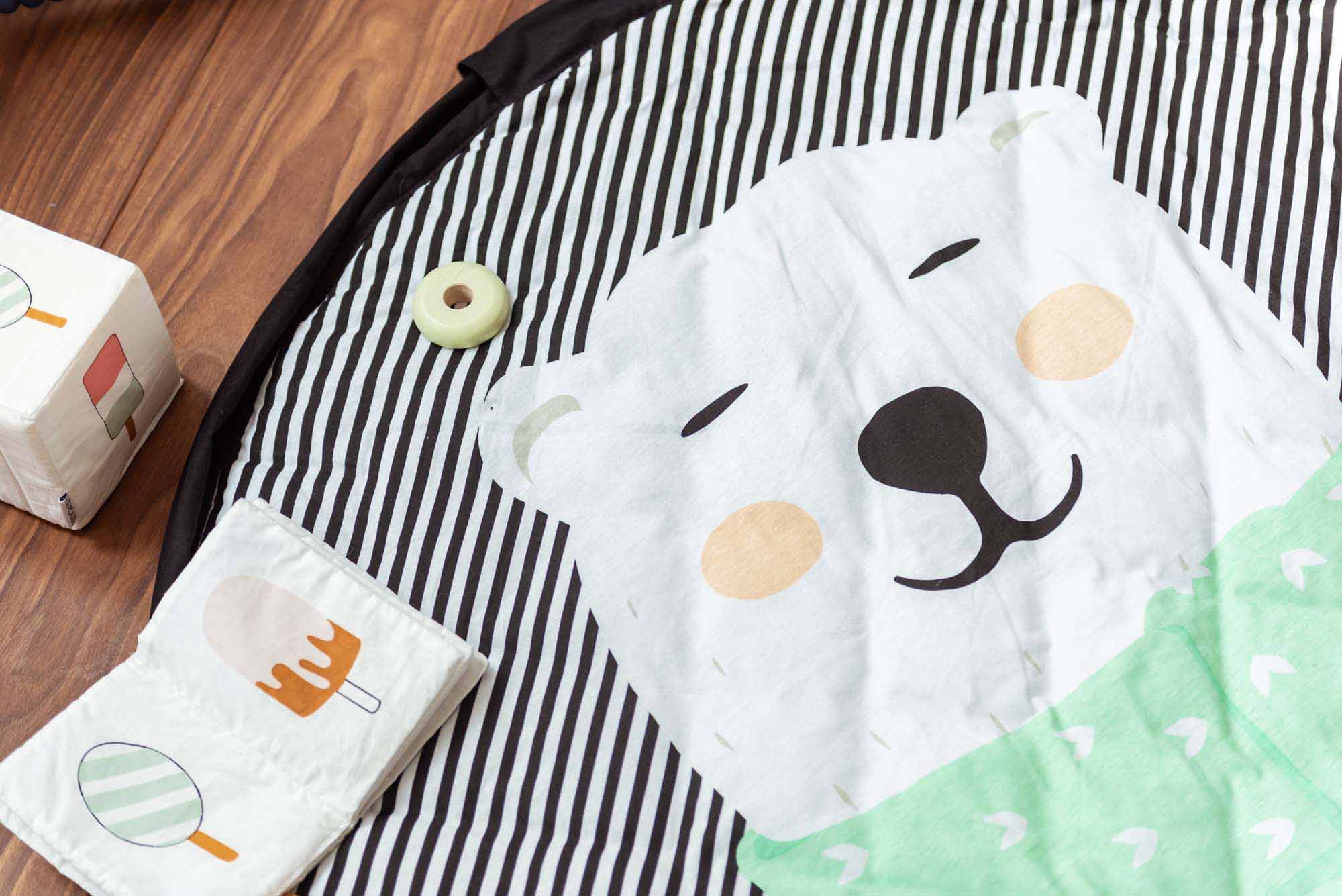detail picture Play&Go storage bag and soft padded baby play mat, soft baby books, print polar bear with scart, black and white stripes