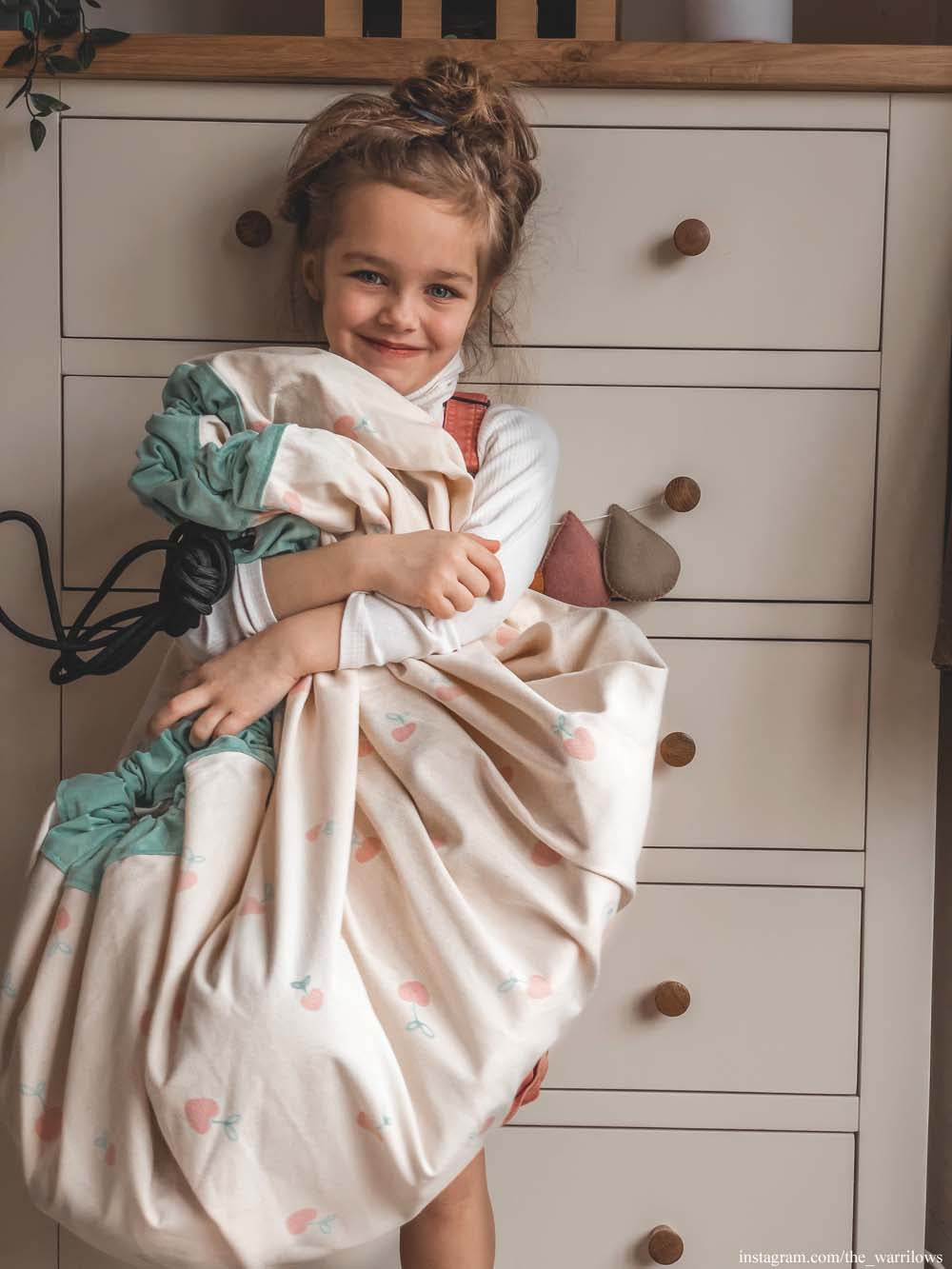 Play&Go storage bag and play mat, print cherry love, girl carries bag