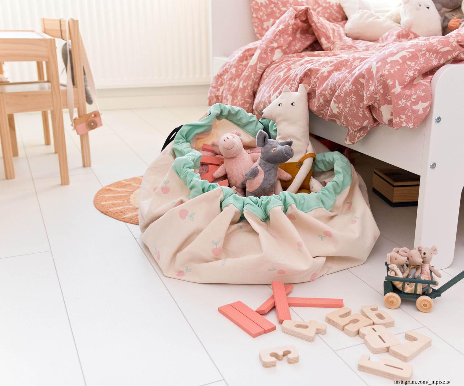 Play&Go storage bag and play mat, print cherry love, open, filled with cuddly toys, kidsroom