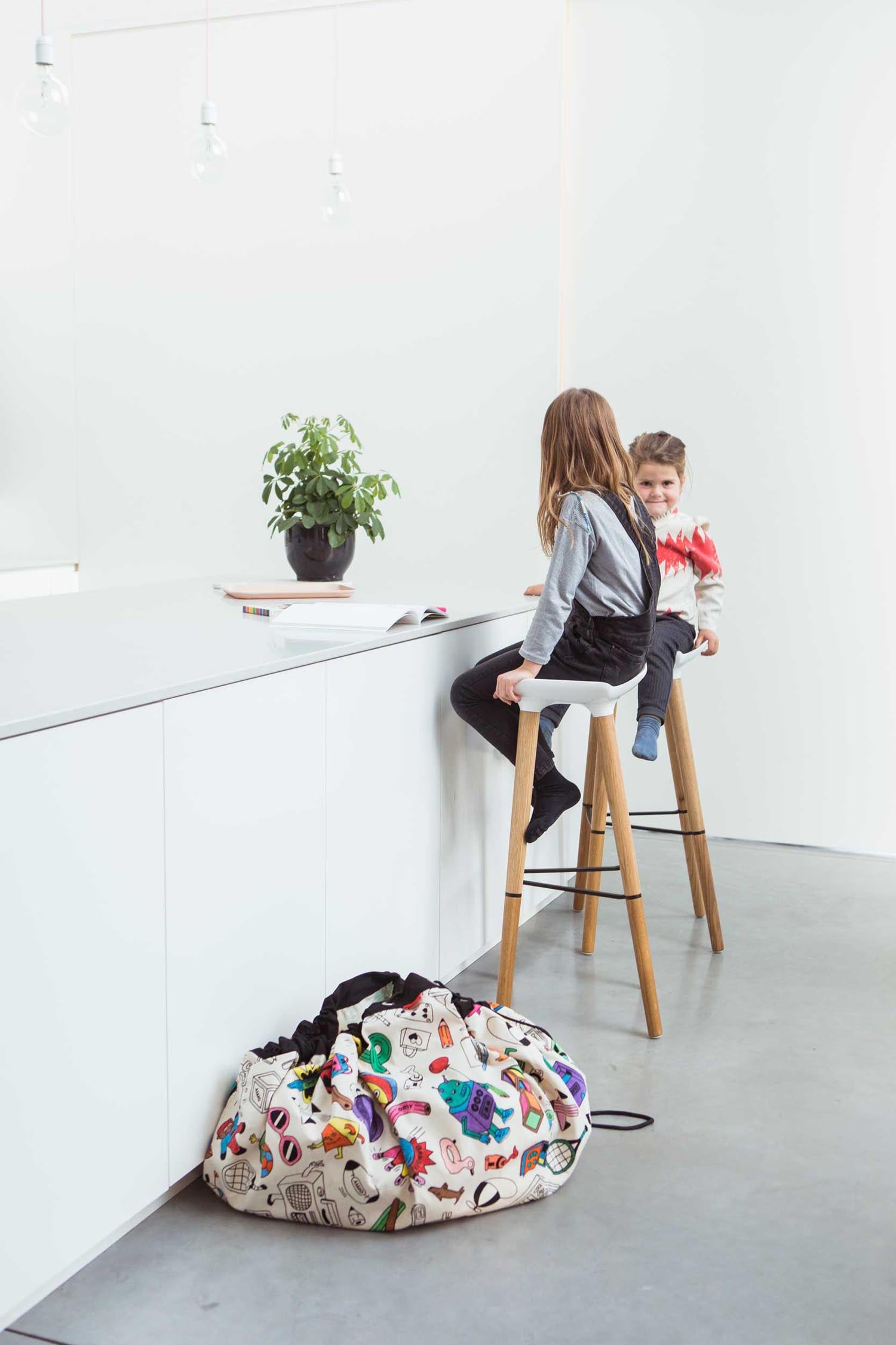 Play&Go storage bag and play mat, Omy Paris, self colored, girls sitting on high chairs, bag on floor