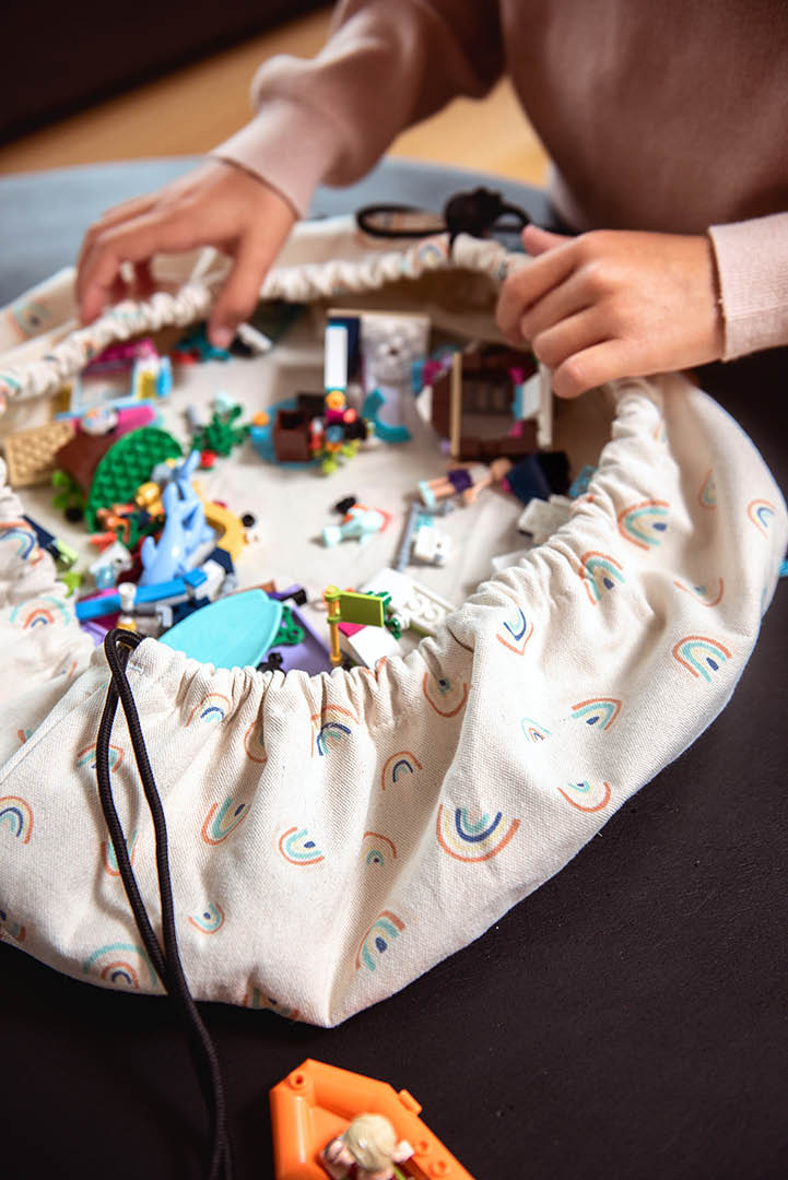 Play&Go mini storage bag, print rainbow, filled with lego