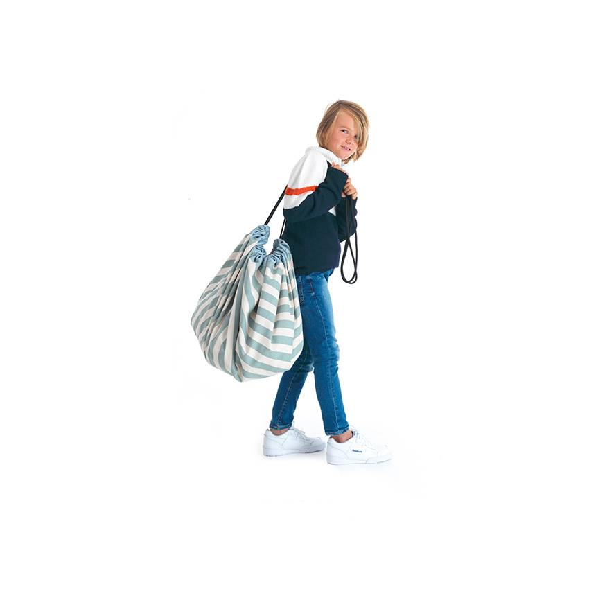Child carrying the cinched Play&Go bag over one shoulder